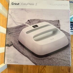 Cricut EasyPress 2 in White and Gray